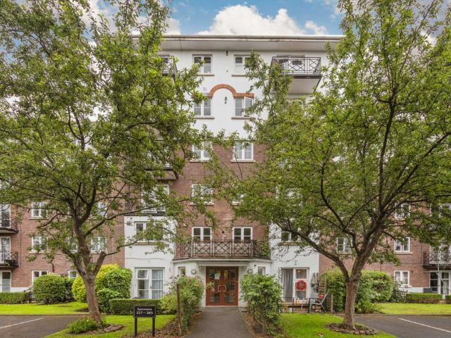 Flat for sale in West Kensington, Greater London
