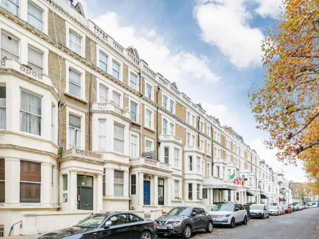 Flat for sale in Earl's Court, Greater London