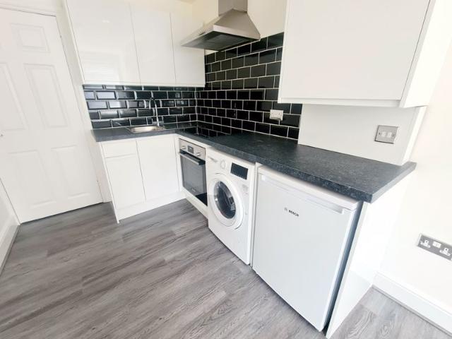 Studio for rent in Summerstown, Greater London