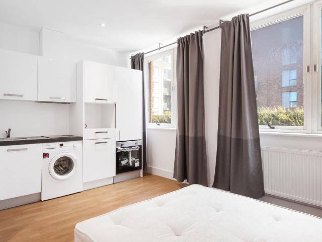 Studio for rent in Elstree and Borehamwood, Borehamwood
