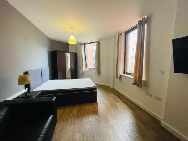 Studio for rent in Calderstones