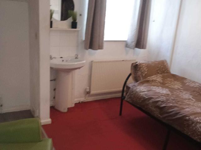 Studio for rent in Darlaston, Darlaston Green