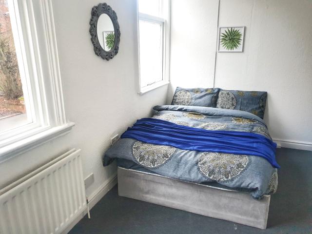 Studio for rent in Dixons Green, West Midlands