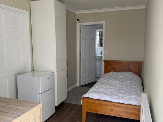 Studio for rent in Gants Hill, Greater London