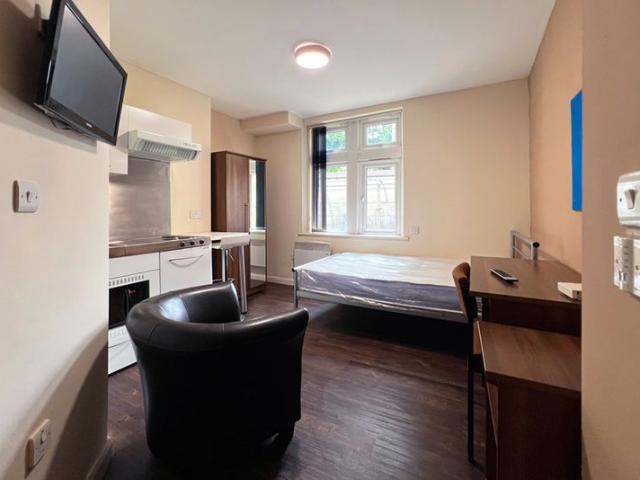 Studio for rent in Burley, West Yorkshire