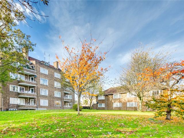 Studio for rent in Balham Hill West Estate, Greater London