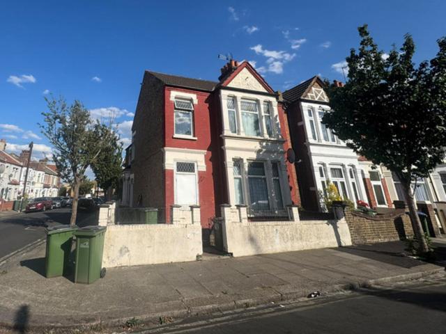 Studio for rent in Glyndon, Plumstead
