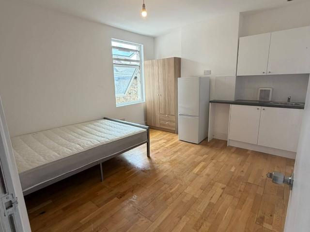 Studio for rent in Glyndon, Plumstead