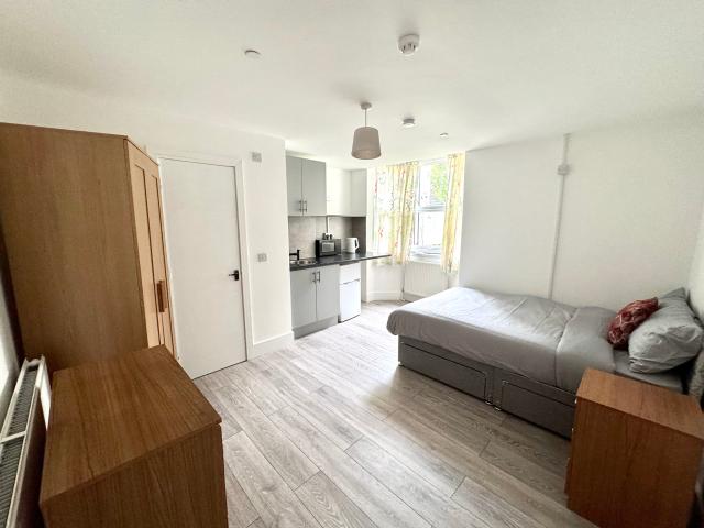 Studio for rent in Willenhall, West Midlands