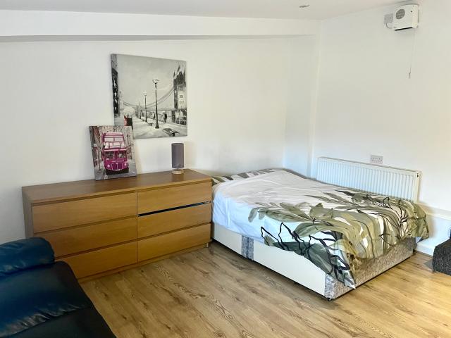 Studio for rent in West Midlands