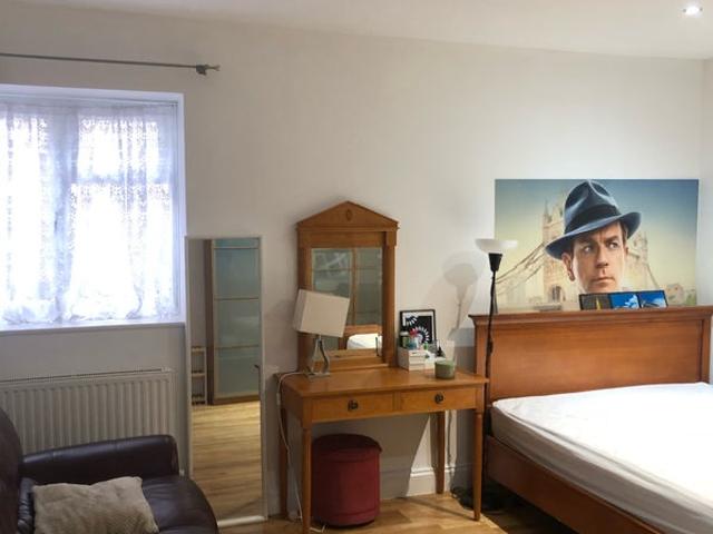 Studio for rent in Brondesbury, Greater London