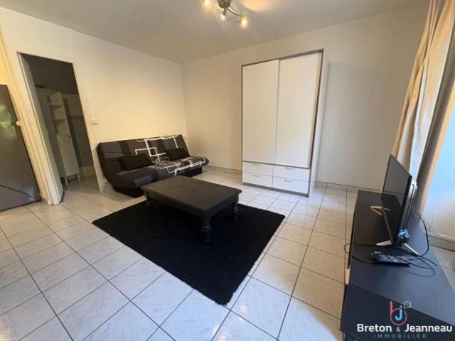 Studio location à Centre Ville Rive Droite, Laval