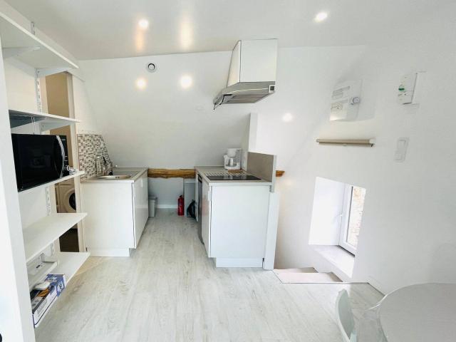 Studio location à Zone Commerciale des Graviers, La Ville-du-Bois