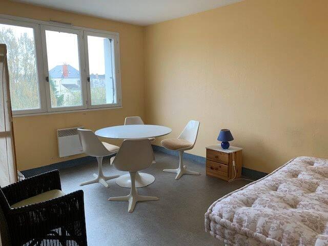 Studio location à Centre Ville Rive Droite, Laval