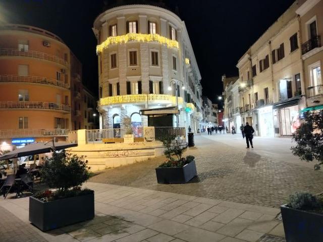 Locale Commerciale in affitto a Cagliari, Sardigna/Sardegna