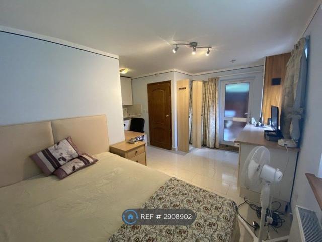 Studio for rent in London Borough of Ealing, Perivale