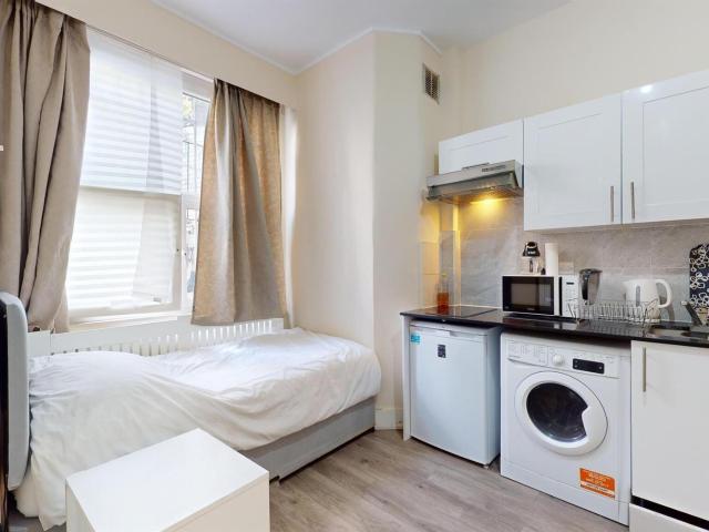 Studio for rent in Earl's Court, Greater London