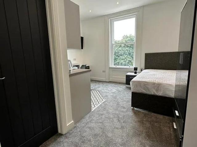 Studio for rent in Thames Ditton, Elmbridge