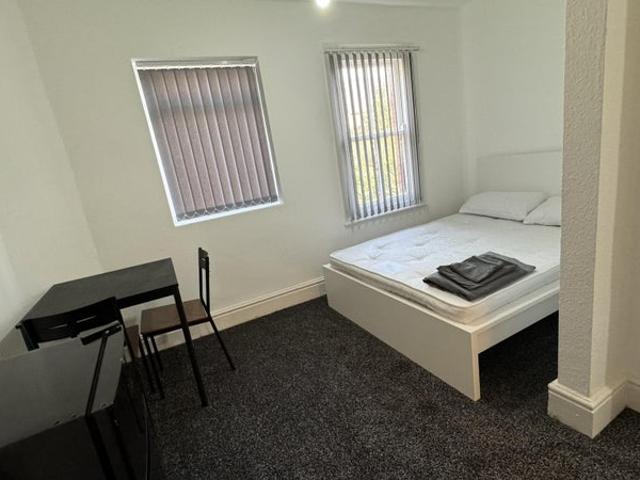 Studio for rent in Calderstones