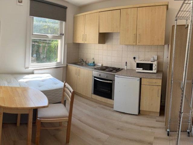 Studio for rent in Queen's Park, Brondesbury Park