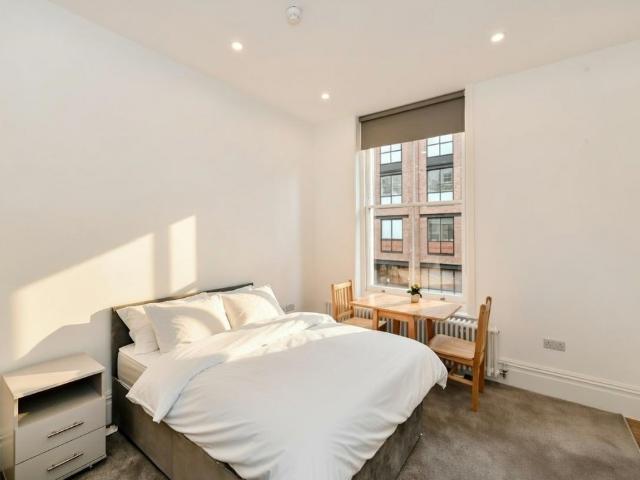 Studio for rent in Brompton, Greater London
