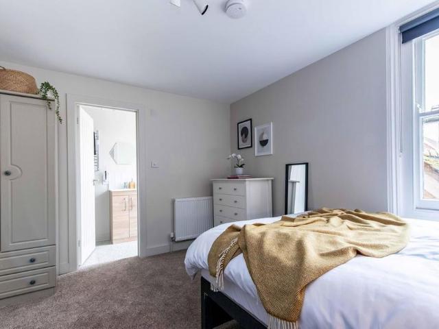 Room for rent in Meath Green, Reigate and Banstead