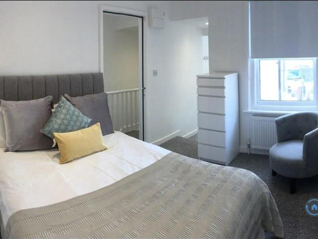 Flat for rent in Mount Pleasant, Iford