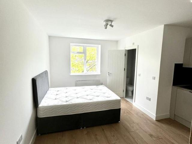 Studio for rent in Colney Hatch, Greater London