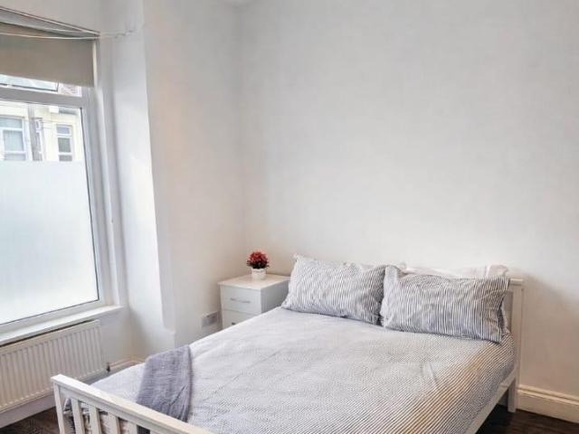 Flat for rent in West Hendon, The Hyde