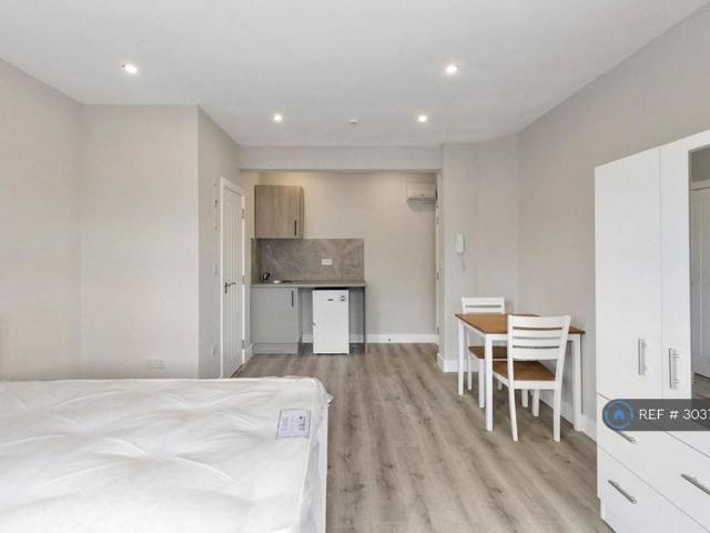 Studio for rent in South End, Greater London