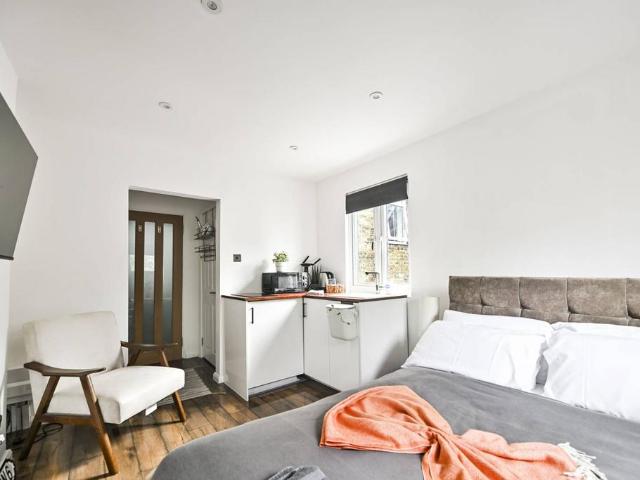 Flat for rent in West Kensington, Greater London
