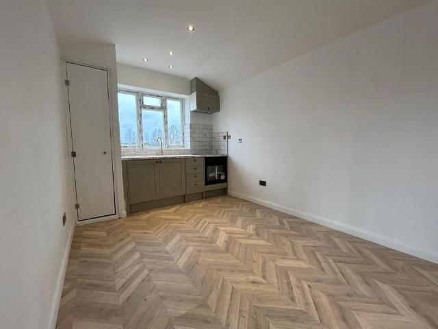 Studio for rent in The Strand, Rother