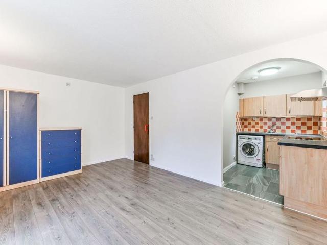 Studio for rent in London Borough of Croydon, Greater London