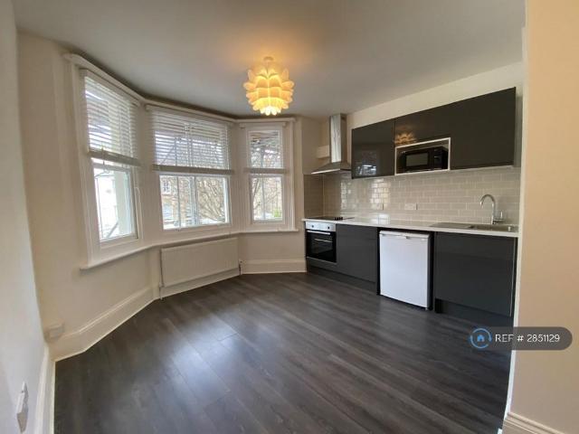 Flat for rent in Aldrington