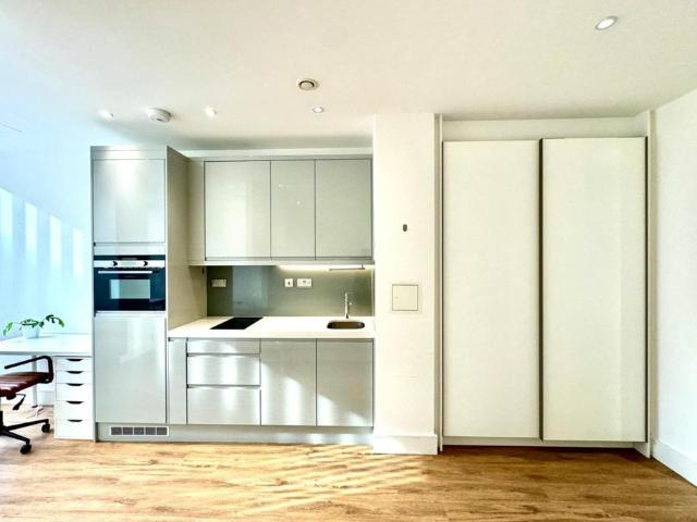 Flat for rent in London Borough of Ealing, Park Royal