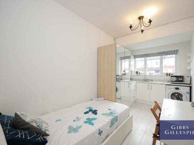 Flat for rent in Lane, Greater London