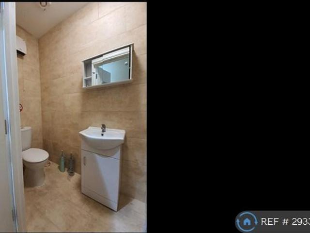 Flat for rent in Poplar Grove, Greater London