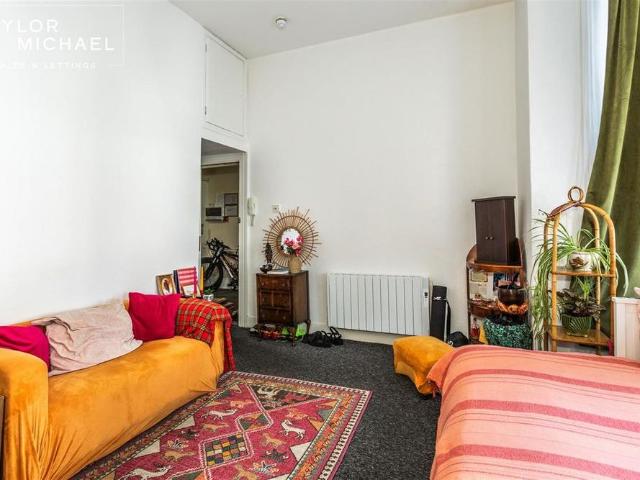 Studio for rent in Aldrington