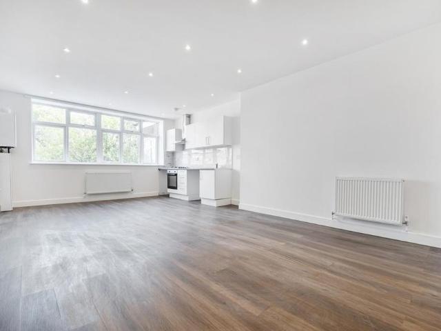 Studio for rent in Stroud, School House