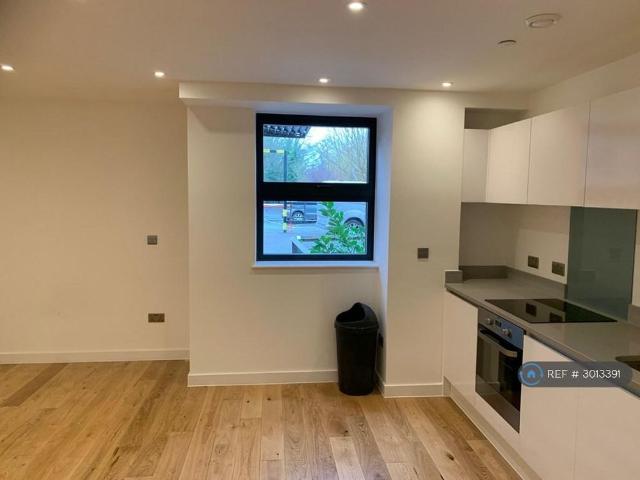Studio for rent in Denham