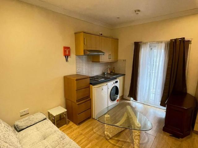 Flat for rent in London Borough of Ealing, Park Royal