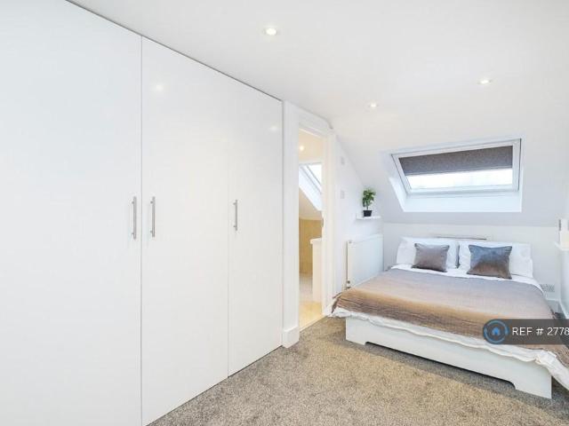 Flat for rent in Widmore, Greater London