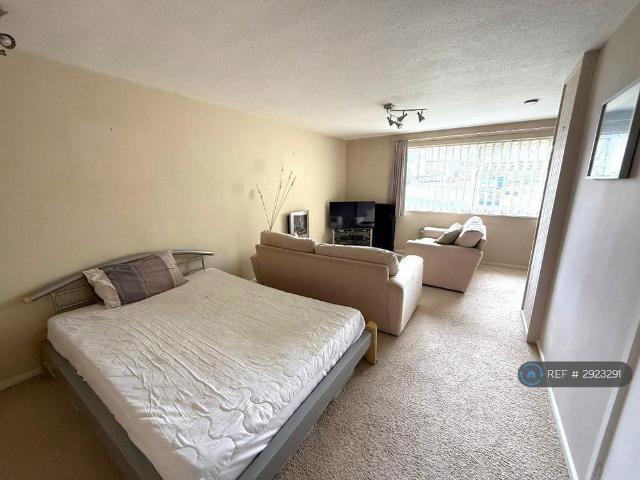Studio for rent in Spring Park, Luton