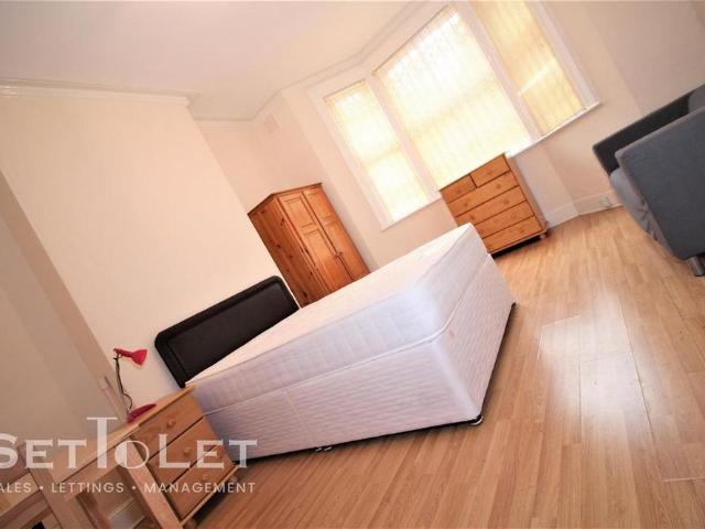Studio for rent in Highfields, Leicester