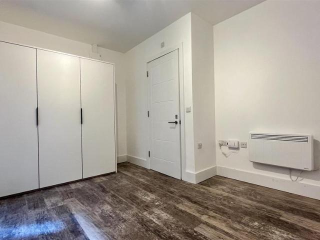 Flat for rent in Carshalton Beeches, Isle Of Man
