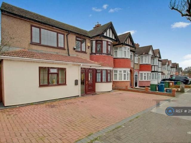 Flat for rent in Lane, Greater London