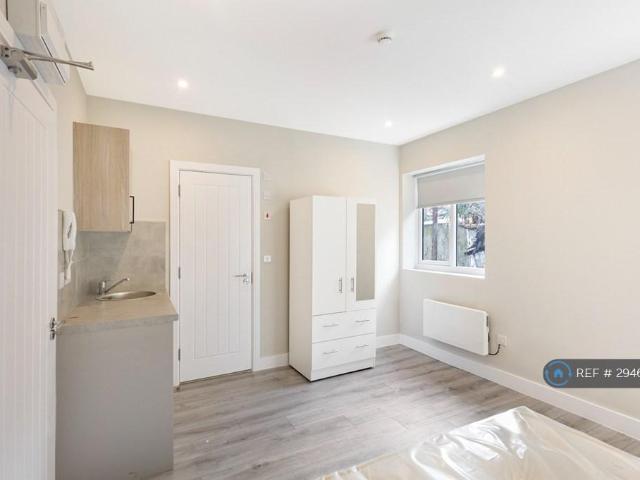 Flat for rent in Beddington, Greater London