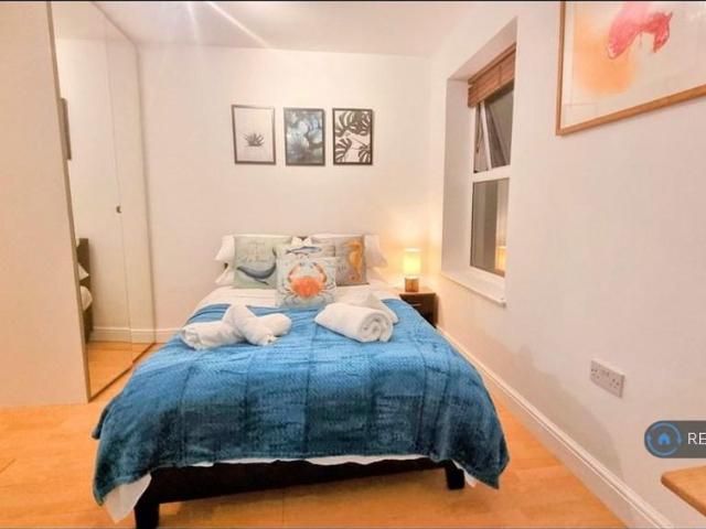 Studio for rent in Westminster, Victoria
