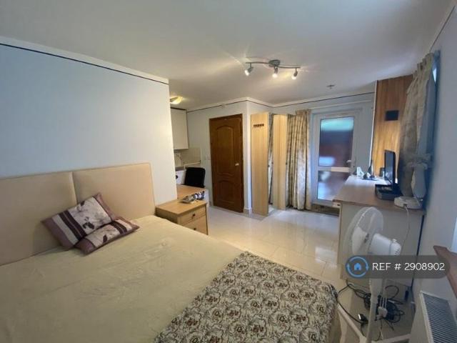 Flat for rent in London Borough of Ealing, Perivale