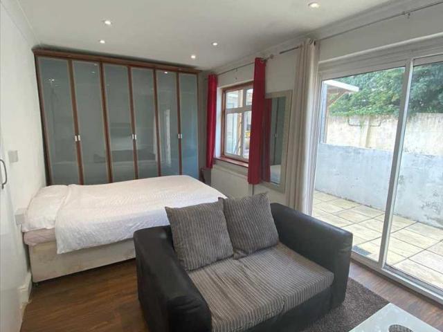 Flat for rent in Edgware, Stanmore